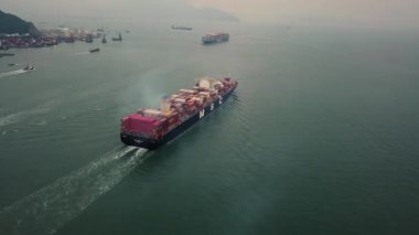 Hong Kong 'daki Ocean Container gemisinin 4k' lik hava görüntüsü..