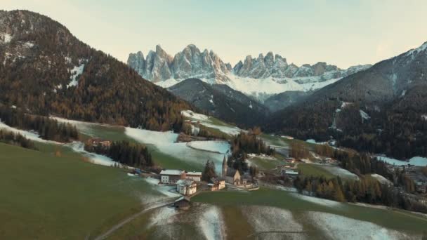 Volando Sobre Pueblo Santa Maddalena Santa Magdalena Las Montañas Dolomitas — Vídeos de Stock