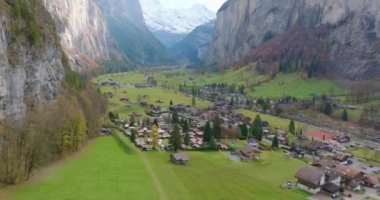 Lauterbrunnen vadisi ünlü Lauterbrunnen köyü, Berner Oberland, İsviçre, Avrupa. Güneşli bir günde Lauterbrunnen Vadisi 'nin muhteşem manzarası, İsviçre.