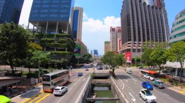 Singapur 'da zaman aşımı var. Caddenin etrafındaki trafik işaretleri, ışıklar ve ağaçlar. 2019 / 03 / 10, Singapur.