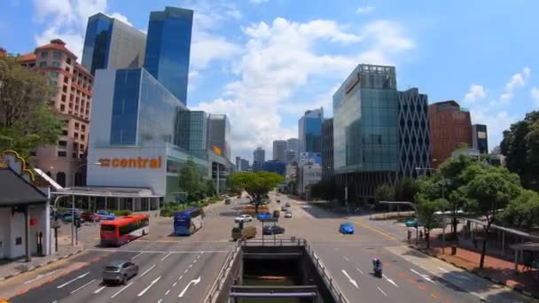 新加坡的时间流逝使城市交通堵塞 街上的交通标志 信号灯和树木 2019 新加坡 — 图库视频影像