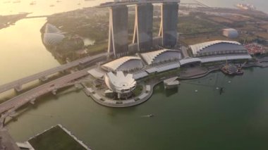 Singapur Gökdelenleri 'nin 4k' lık insansız hava görüntüsü. Singapur Şirketler Ofisi. Singapur 'daki Marina Körfezi' ndeki Merkez İş Bölgesi. 2019-03-10 Singapur.