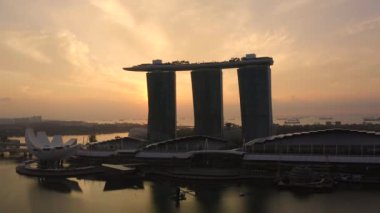 Singapur Gökdelenleri 'nin 4k' lık insansız hava görüntüsü. Singapur Şirketler Ofisi. Singapur 'daki Marina Körfezi' ndeki Merkez İş Bölgesi. 2019-03-10 Singapur.