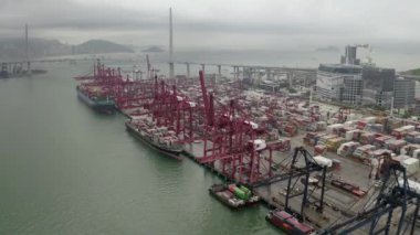 Drone Aerial View 4k Nakliye Viktorya Limanı, Hong Kon 'daki vinçle limana gidiyor. 2019/07/20- Hong Kong