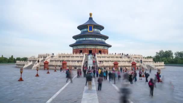 베이징에서 하늘의 성전을 배회하는 사람들의 시간이 감소되었다 — 비디오
