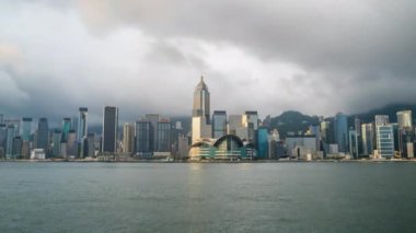 Victoria Limanı 'ndaki Hong Kong' un ufuk çizgisi zaman aşımı 4k görünümü.