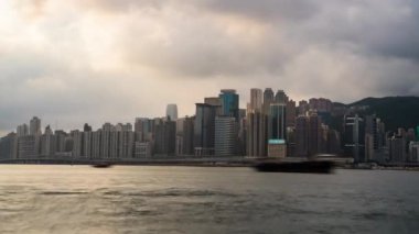 Victoria Limanı 'ndaki Hong Kong' un ufuk çizgisi zaman aşımı 4k görünümü.