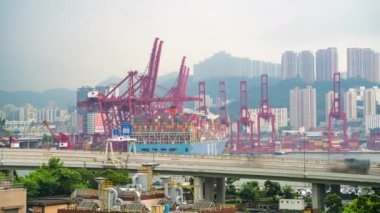 Limandaki nakliye şirketinde çalışan hızlandırılmış vinç Dağıtım Deposu Endüstri, Yüklü Kargo 'yla kamyon nakliye Tersanesi