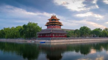 Zaman aşımı 4K videosu. Pekin 'deki yasak şehir sabahın erken saatlerinde Jinshan Parkı' ndan izlendi. Huzurlu Pekin Çin manzarası. yakınlaştır.