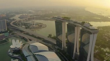 Singapur City Skyline 'daki Marina Körfezi Kumları' nın 4k görüntüsü. Gün doğumu