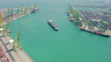 Singapur Limanı 'ndaki konteynırların 4k görüntüsü. Singapur 'da Nakliye Terminali