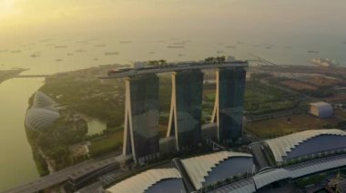 Singapur City Skyline 'daki Marina Körfezi Kumları' nın 4k görüntüsü. Gün doğumu