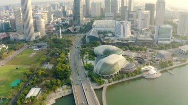 Singapur şehir merkezindeki körfez bölgesinin 4k görüntüsü. Kordon Tiyatrosu.