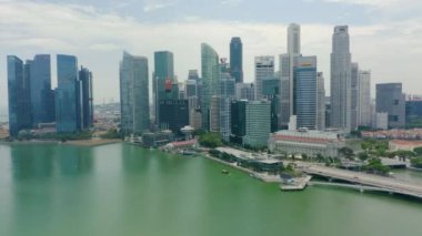 Singapur Gökdelenleri 'nin 4k' lık insansız hava görüntüsü. Singapur Şirketler Ofisi. Singapur 'daki Marina Körfezi' nde Merkez İş Bölgesi.