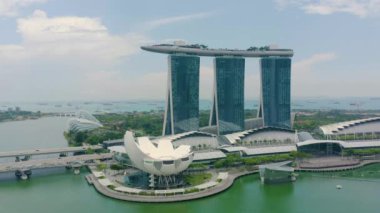 Singapur Gökdelenleri 'nin 4k' lık insansız hava görüntüsü. Singapur Şirketler Ofisi. Singapur 'daki Marina Körfezi' nde Merkez İş Bölgesi.