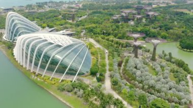 İHA Hava Görüntüsü 4K Gardens By The Bay, Skyline Singapur 'a doğru uçuyor. Singapur 'daki Marina Körfezi.
