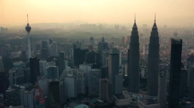 İHA Hava Görüntüsü 4k Kuala Lumpur şehrinin Malezya 'da günbatımında ufuk çizgisi.