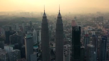 İHA Hava Görüntüsü 4k Kuala Lumpur şehrinin Malezya 'da günbatımında ufuk çizgisi.