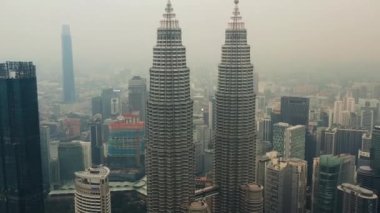 İHA Hava Görüntüsü 4k Kuala Lumpur şehrinin Malezya 'da günbatımında ufuk çizgisi.