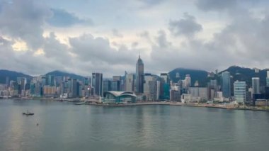 Victoria Limanı 'nın Hong Kong' daki hava görüntüsü 4k süratli videosu. Hong Kong şehrinde hiperhız.
