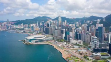 Victoria Limanı 'nın Hong Kong' daki hava görüntüsü 4k süratli videosu. Hong Kong şehrinde hiperhız.