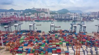 Hong Kong 'daki iş ve lojistik ürünleri ihracat ve ithalat yapan konteyner kargo gemisinin hava görüntüsü 4K. hiper hata