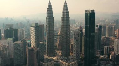 2019-03-08 Malezya. İHA Hava Görüntüsü 4k Kuala Lumpur şehrinin Malezya 'da günbatımında ufuk çizgisi.