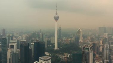 2019-03-08 Malezya. İHA Hava Görüntüsü 4k Kuala Lumpur şehrinin Malezya 'da günbatımında ufuk çizgisi.