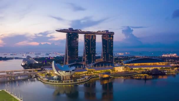 2019 Singapore 新加坡城天际线 Singapore City Skyline 的航景崩溃4K视频 飞往新加坡天际线 新加坡的滨海湾 — 图库视频影像
