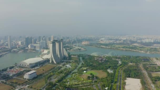 싱가포르의 스카이라인을 하늘을 비행기 — 비디오