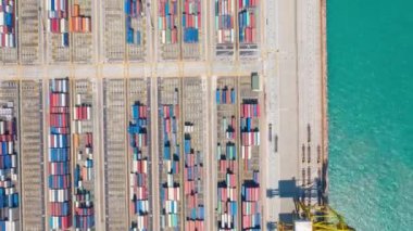 Liman Singapur 'da ithalat ve ihracat malları yükleyen yüzlerce gemiyle birlikte Asya' nın en işlek kargo limanının 4k süratli video görüntüsü. en üstteki görünüm.