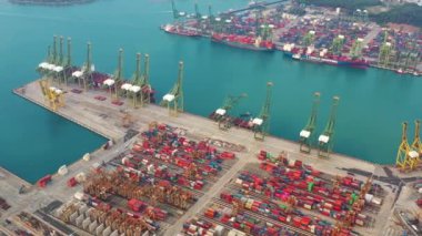 Singapur Limanı 'ndaki konteynırların 4k görüntüsü. Singapur 'da Nakliye Terminali