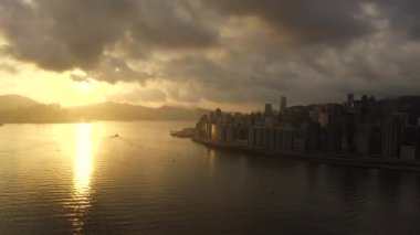 Hong Kong 'daki modern gökdelenlerin 4k hava aracı görüntüsü. Gündoğumunda Hong Kong 'da binalar.