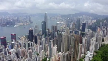 Hong Kong 'daki modern gökdelenlerin 4k hava aracı görüntüsü. Hong Kong 'daki binalar. Victoria Limanı.