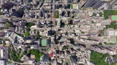 Hong Kong 'daki modern gökdelenlerin 4k hava aracı görüntüsü. Hong Kong şehrindeki binalar