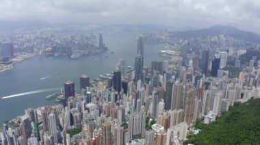 Hong Kong 'daki modern gökdelenlerin 4k hava aracı görüntüsü. Hong Kong 'daki binalar. Victoria Limanı.