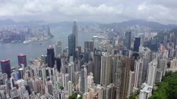 香港の現代的な高層ビルの空中ビュードローン4K映像 香港市内の建物 ビクトリアハーバー — ストック動画