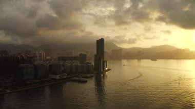 Hong Kong 'daki modern gökdelenlerin 4k hava aracı görüntüsü. Gündoğumunda Hong Kong 'da binalar