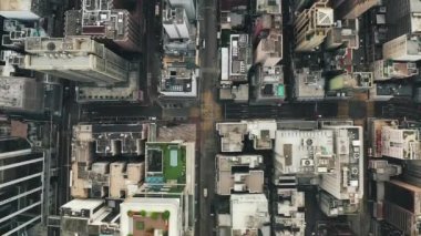 Hong Kong 'daki modern gökdelenlerin 4k hava aracı görüntüsü. Hong Kong şehrindeki binalar