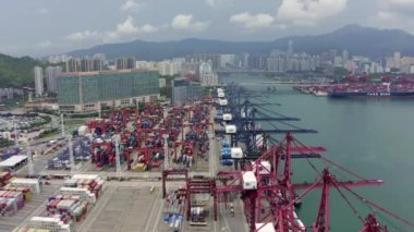 2019/07/18 - Hong Kong. Şehir merkezindeki iş ve lojistik ürünlerini ihraç ve ithalat eden konteyner kargo gemisi. Victoria Limanı 'ndaki vinçle limana nakliye.