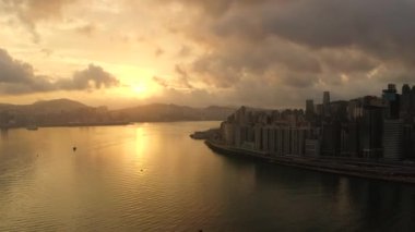 Hong Kong 'daki modern gökdelenlerin 4k hava aracı görüntüsü. Gündoğumunda Hong Kong 'da binalar