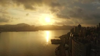 Hong Kong 'daki modern gökdelenlerin 4k hava aracı görüntüsü. Gündoğumunda Hong Kong 'da binalar