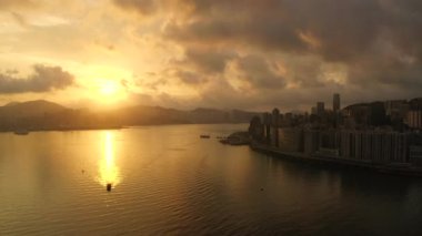 Hong Kong 'daki modern gökdelenlerin 4k hava aracı görüntüsü. Gündoğumunda Hong Kong 'da binalar