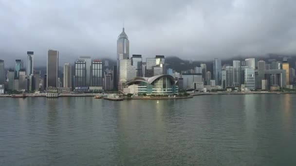 香港の現代的な高層ビルの空中ビュードローン4K映像 香港市内の建物 ビクトリアハーバー — ストック動画