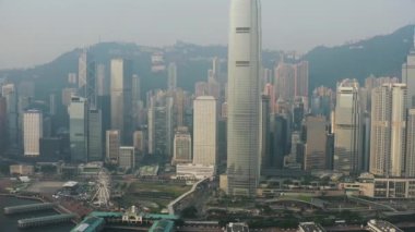 Hong Kong 'daki modern gökdelenlerin 4k hava aracı görüntüsü. Hong Kong 'daki binalar. Victoria Limanı