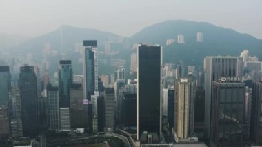 Hong Kong 'daki modern gökdelenlerin 4k hava aracı görüntüsü. Hong Kong 'daki binalar. Victoria Limanı