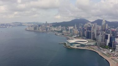 Hong Kong 'daki modern gökdelenlerin 4k hava aracı görüntüsü. Hong Kong 'daki binalar. Victoria Limanı