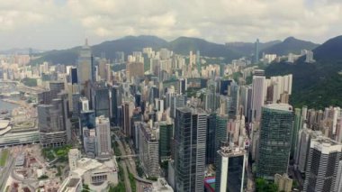 Hong Kong 'daki modern gökdelenlerin 4k hava aracı görüntüsü. Hong Kong 'daki binalar. Victoria Limanı