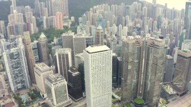 Hong Kong 'daki modern gökdelenlerin 4k hava aracı görüntüsü. Hong Kong 'daki binalar. Victoria Limanı