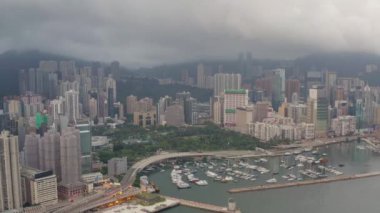 Hong Kong 'daki modern gökdelenlerin 4k hava aracı görüntüsü. Hong Kong 'daki binalar. Victoria Limanı